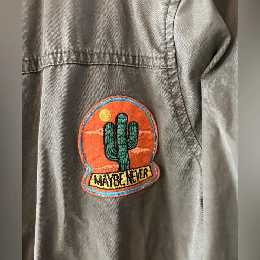 CHARLOTTE RUSSE women's army green jacket‎ Full zip w/snaps Large Raw Hem